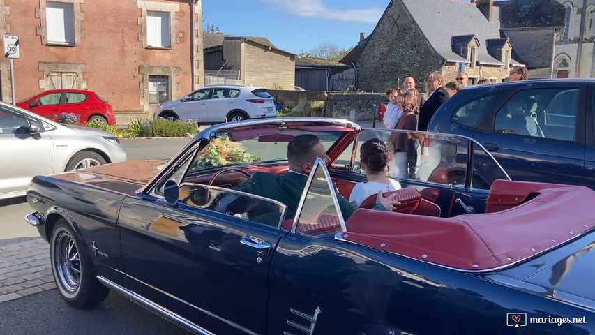 Arrivée à la mairie en Ford Mustang 