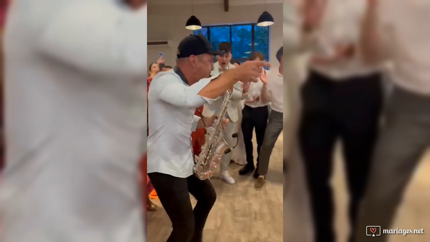 Entrée des mariés mémorable au saxophone