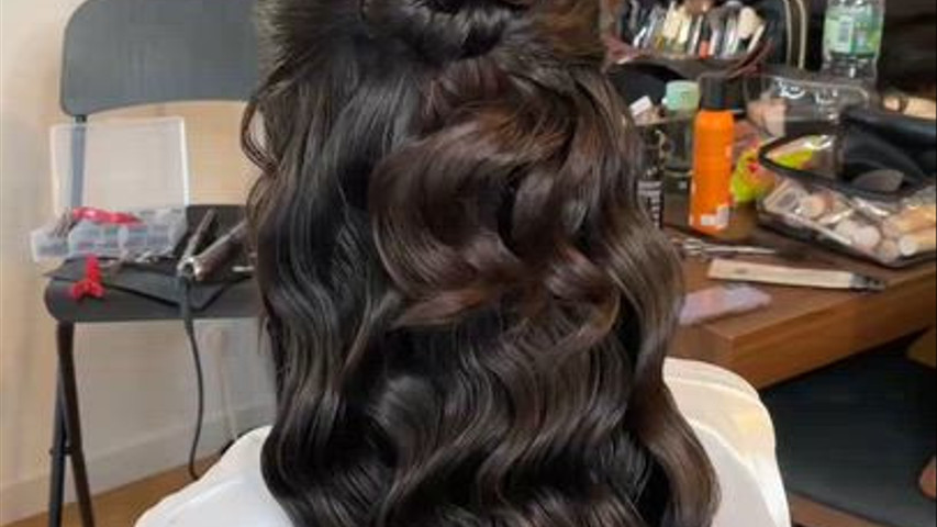 Maquillage lumineux et bouclés wavy 