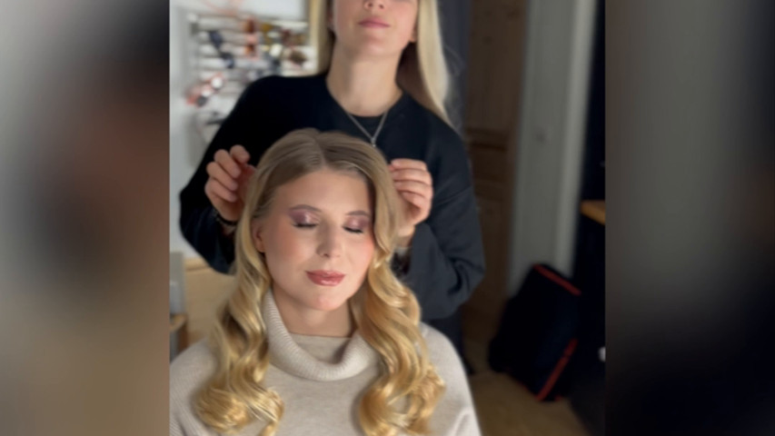 Coiffeuse de mariage professionnelle en action