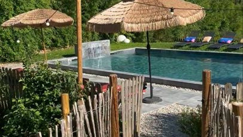 Cascade et piscine dans jardin de 10000m2 
