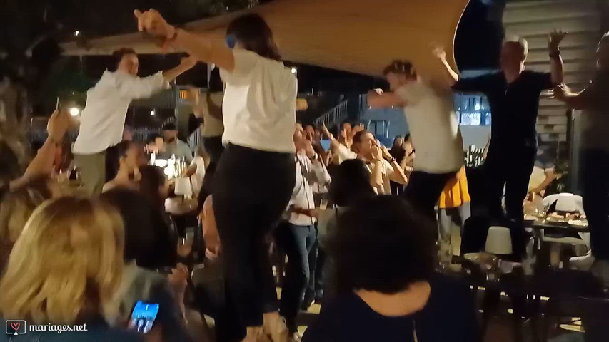 Quand les chaises deviennent une piste de danse