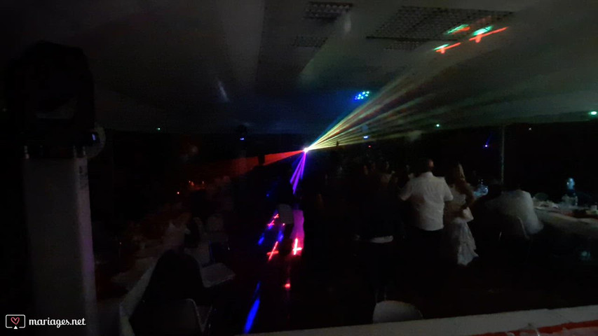 Musique, lasers et piste en mouvement