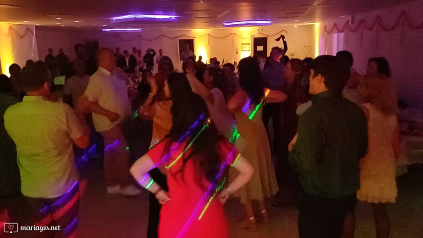 Les mariés au centre de la piste