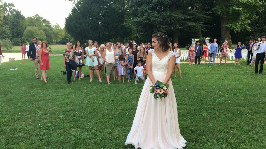 Lâcher du bouquet par la mariée