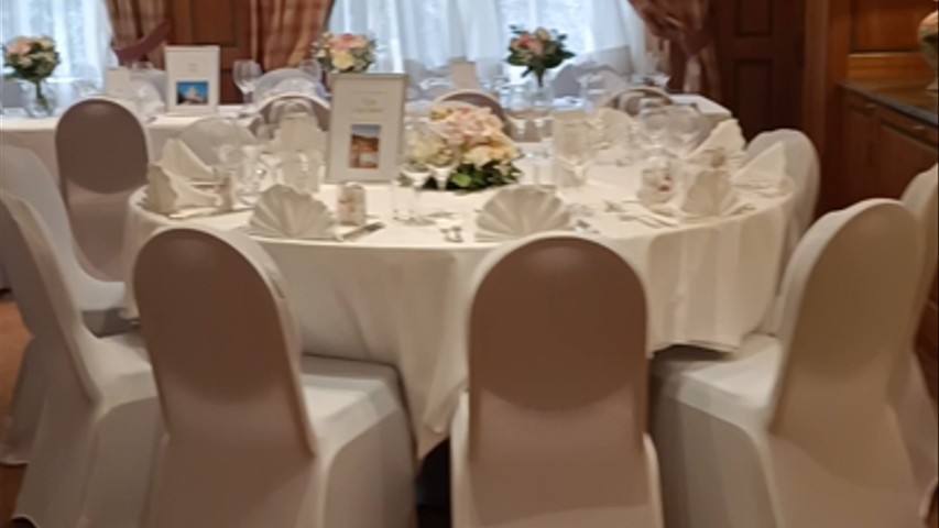 Hôtel À La Cour D'Alsace notre salle de reception prête pour la fête!