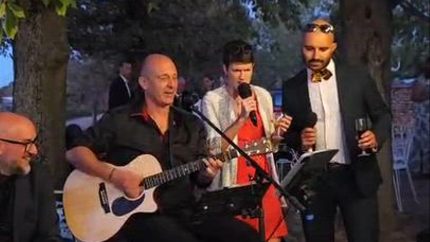 Reprise improvisée ou la fille devient le chanteur et le garçon la chanteuse avec les témoins 