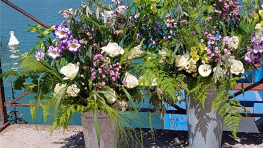 Scénographie florale en bord de lac