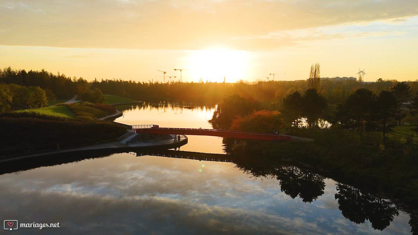 Fraichement mariés sous un magnifique coucher de soleil