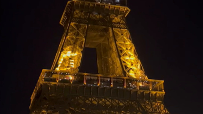 Sous la tour Eiffel 