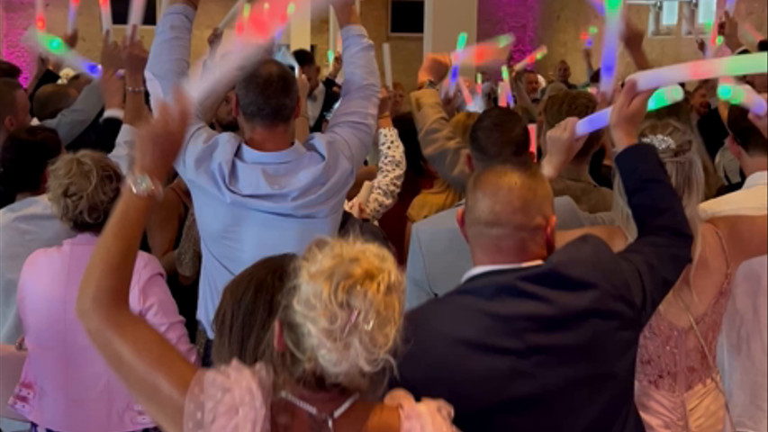 Ambiance pour l’entrée en salle des mariés 