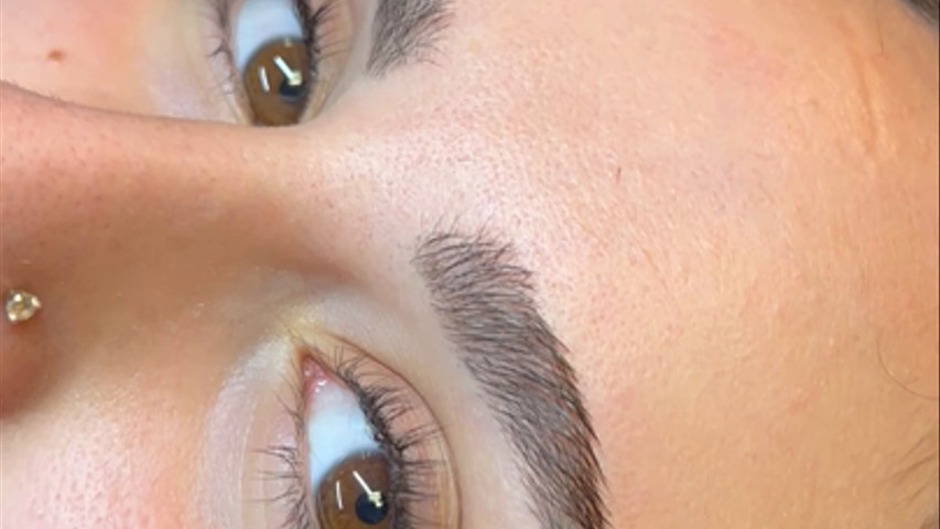 Extension de cils et épilation des sourcils mariée