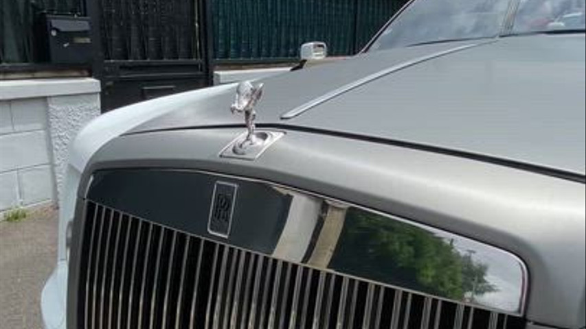 Un très beau couple avec une élégante voiture 