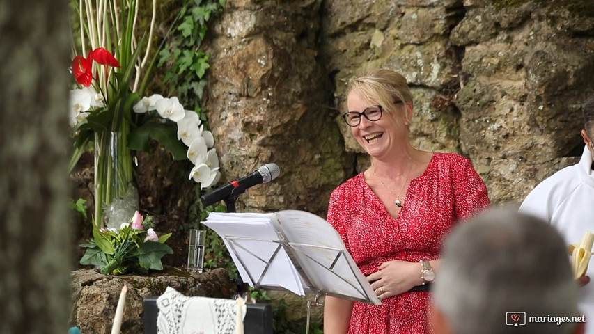 Officiant de cérémonie comique : le faux curé 