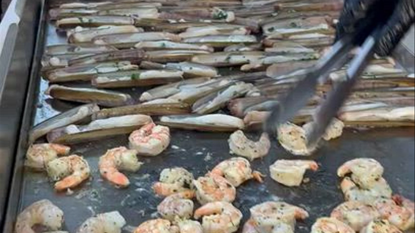 Plancha gambas et couteaux