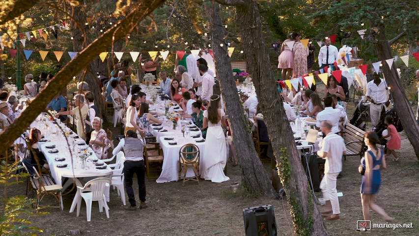 Repas sous les arbres