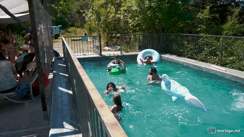 Au bord de la piscine 