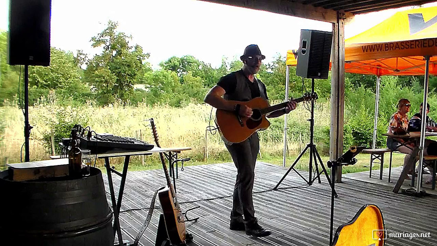 D'avalone en prestation musicale à la brasserie de Vézelay en extérieur