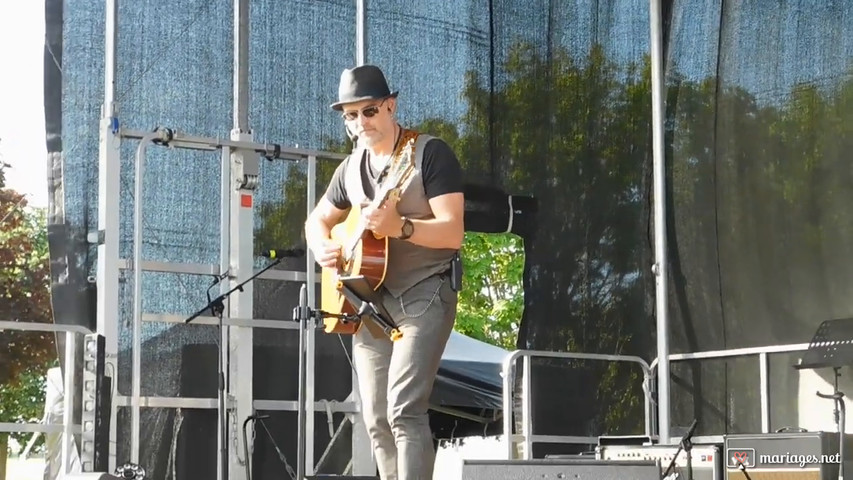 D'Avalone live solo lors d'un festival en extérieur