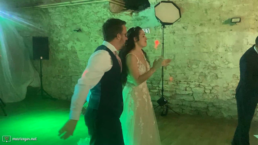Arrivée de la pièce montée lors du mariage du 18 avril 2026