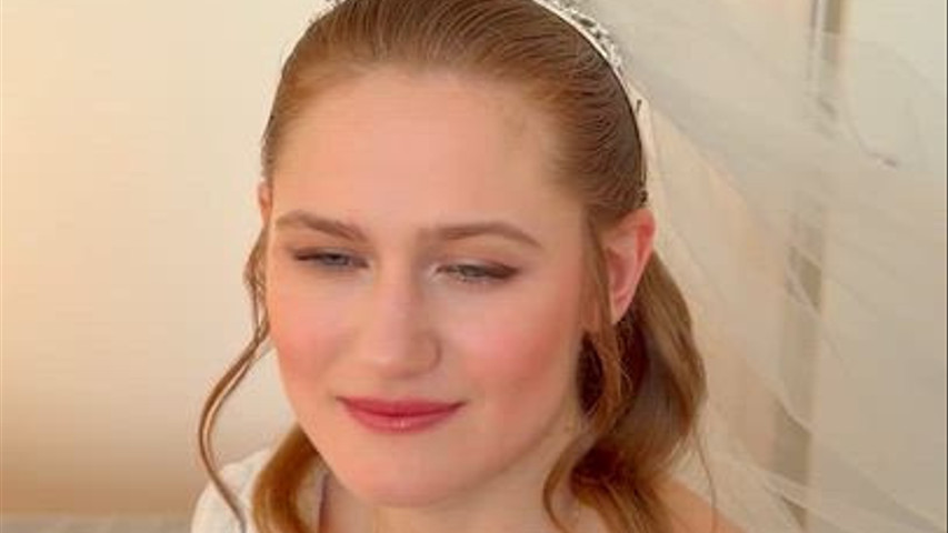 Maquillage coiffure sur la mariée larissa  