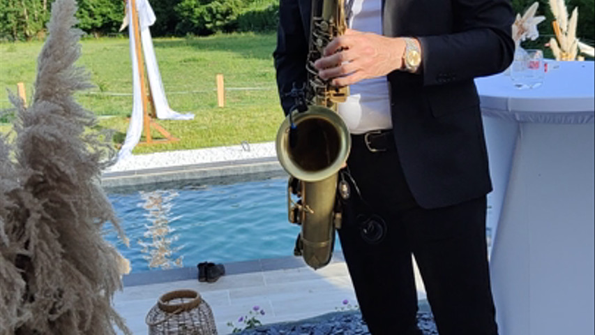 Saxophoniste pendant le cocktail