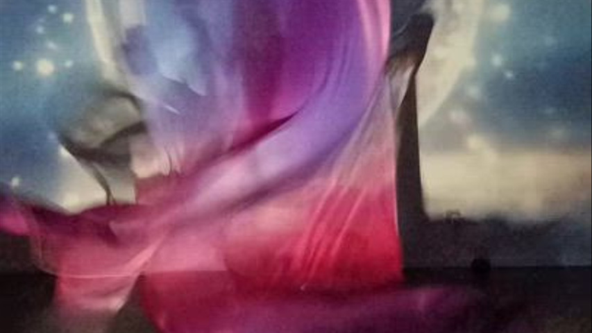 Spectacle en 3D avec danse voiles multicolores.