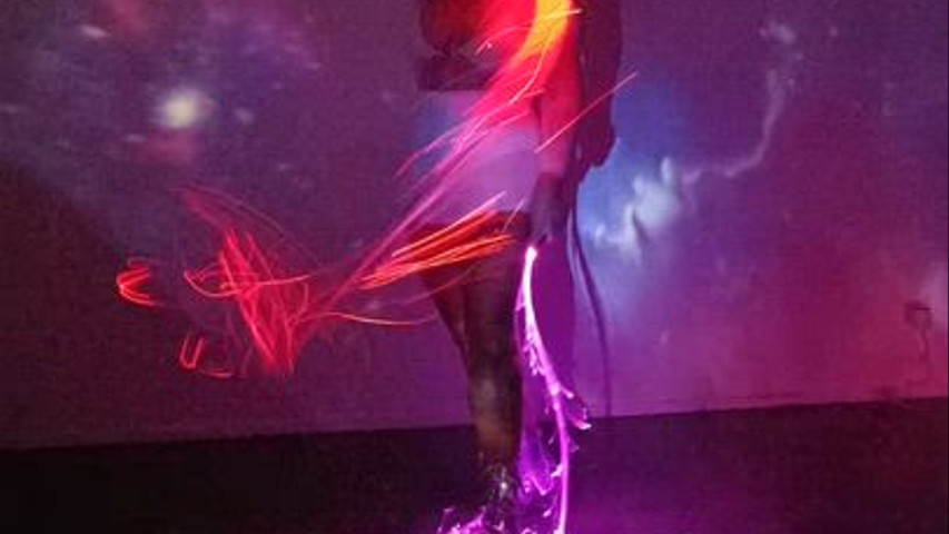 Chorégraphie de fouets lumineux en immersion 3 D 