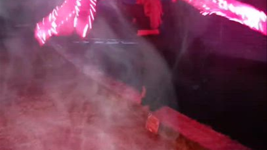 Spectacle avec des éventails lumineux 