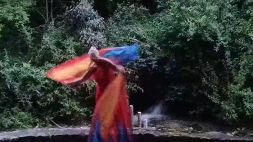 Danse aérienne avec mes voiles multicolores.