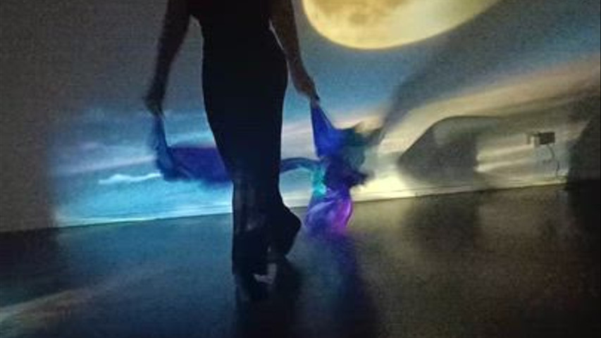 Danse avec des éventails en soie.