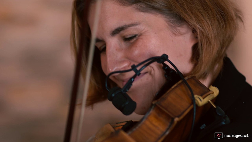 Trio accordéon, guitare, violon sous le ciel de Paris.