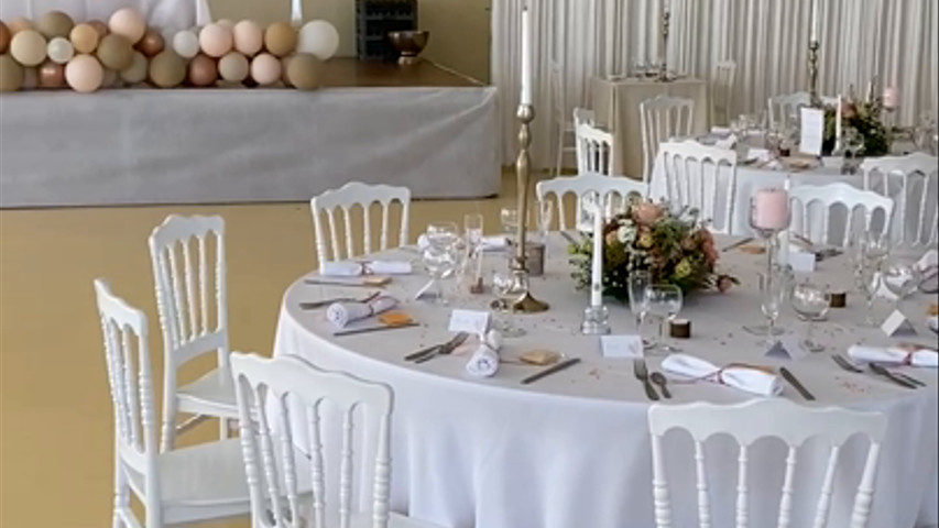 Une salle des fêtes revisitée pour une tablée chic 