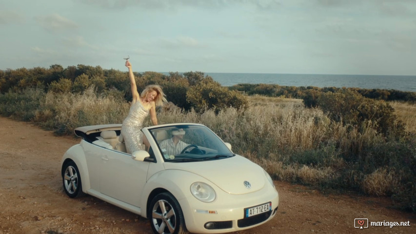 Vidéo avant le mariage dans la voiture décapotable