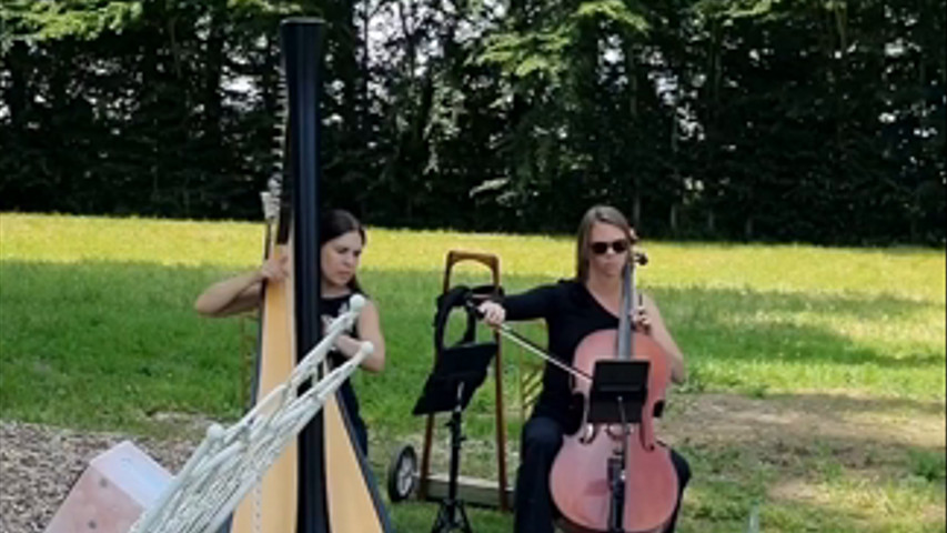 La cérémonie laïque installée dans le parc du Chateau