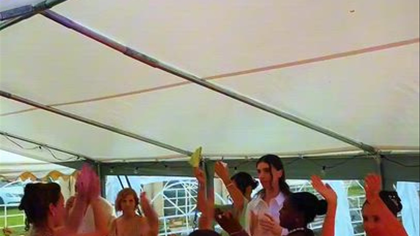 Le DJ qui fait vibrer votre mariage jusqu’au bout de la nuit.